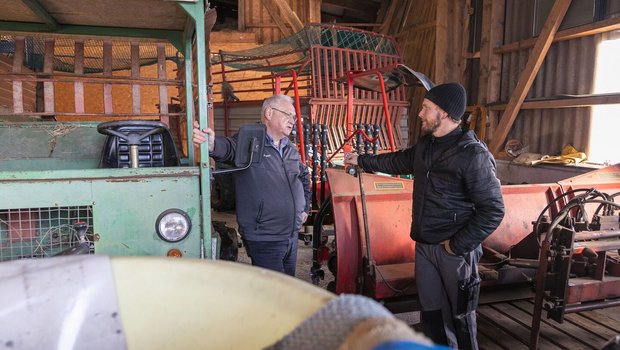 Berater Thomas Hauri (links) diskutiert mit Landwirt Silvan Holdener auf dessen Betrieb in Seewen SZ.