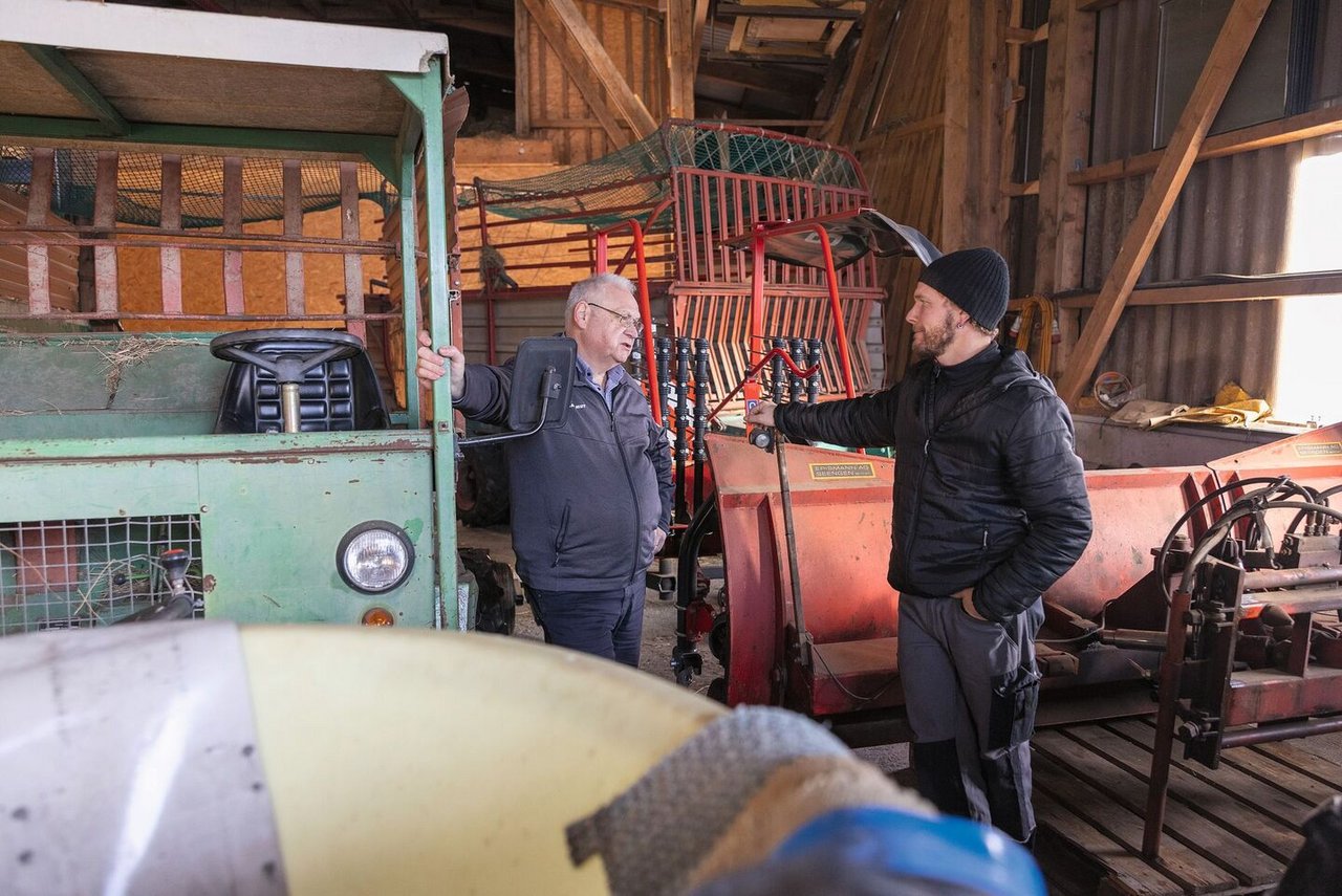 Berater Thomas Hauri (links) diskutiert mit Landwirt Silvan Holdener auf dessen Betrieb in Seewen SZ.