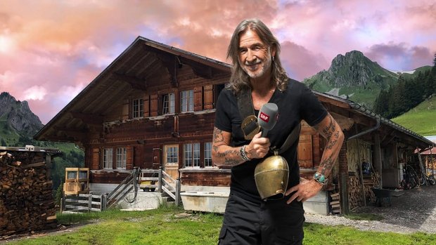 Radio-Tipp «Ralph z’Alp»: Ein Moderator packt auf der Alp an und fragt nach Erste Beiträge von Radio SRF 1 unter dem Motto «Ralph z'Alp» beschäftigen sich mit Innovationen auf der Alp, z. B. Yoga, Lamas für den Herdenschutz und die mobile Käserei. (Bild SRF)