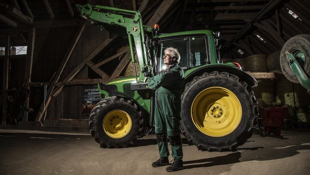 Peter Zutter schätzt seinen komfortablen John Deere 6320. (Bild: «die grüne» / Pia Neuenschwander)