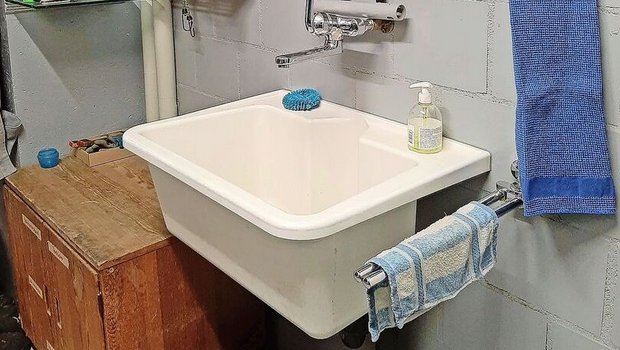 Keramikplatten im Bereich des Lavabos lassen sich leicht reinigen. Ablagen für Reinigungsmittel und Utensilien sorgen für Ordnung.