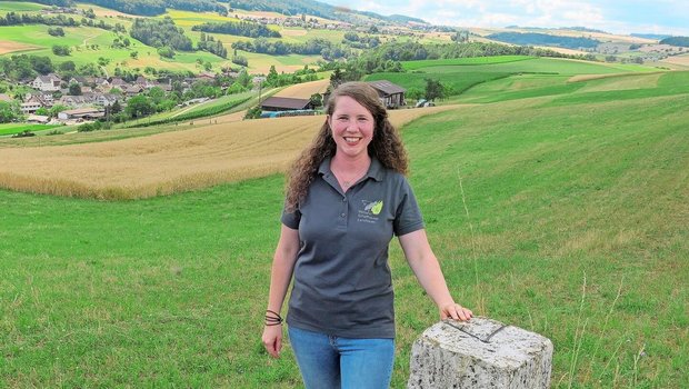 Auf der einen Seite die Schweiz, auf der anderen Deutschland: Die Grenze führt mitten durch Deborah Bührers Land. Im Hintergrund ist ihr Hof und das schaffhausische Dorf Bibern zu sehen. 