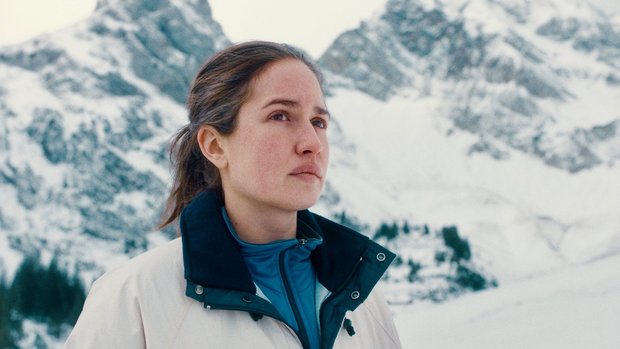 Hauptdarstellerin Michele Brand im Film Drii Winter vor einer Bergkulisse.