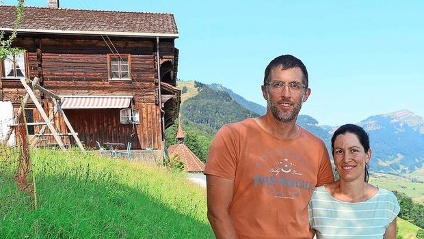 Ruth und Ruedi Schel Ruth und Ruedi Schelbert geniessen auf ihrem Biohof nicht nur die herrliche Aussicht, sondern auch den Austausch mit ihren Feriengästen.