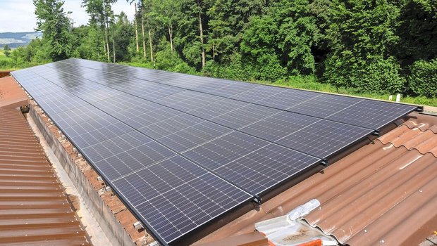 Gemäss Brandschutzvorschriften ist die direkte Absaugung von Warmluft unter PV-Modulen für die Heutrocknung ohne Trennschicht nicht vorgesehen.