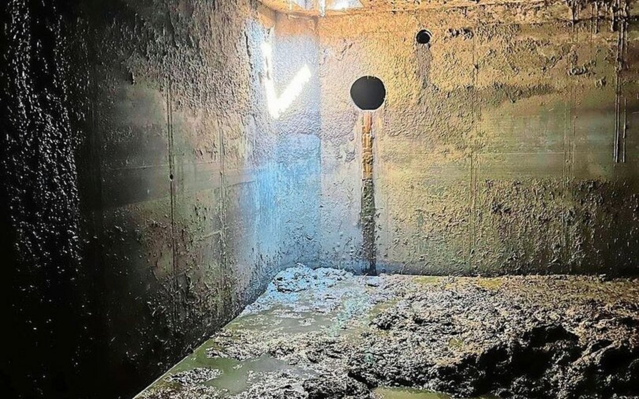 Wartungsarbeiten am Rührwerk bieten eine gute Gelegenheit, zeitgleich eine Kontrolle der Güllegrube durchzuführen.  
