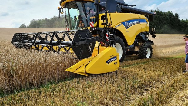 Der New Holland CX 7.90 hat ein leistungsfähiges Dreschwerk und fünf Schüttler. Als Modell «Everest» wurde er mit einem Vollhangausgleich ausgerüstet.