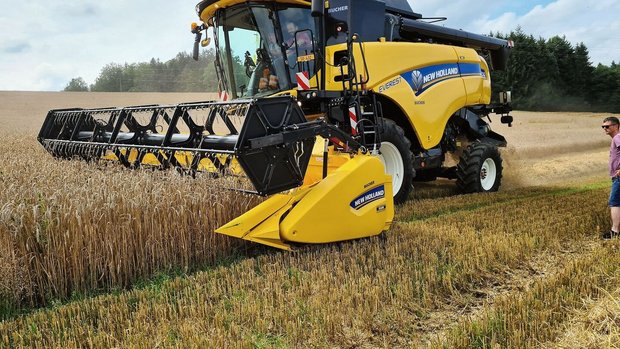 Der New Holland CX 7 Der New Holland CX 7.90 hat ein leistungsfähiges Dreschwerk und fünf Schüttler. Als Modell «Everest» wurde er mit einem Vollhangausgleich ausgerüstet.