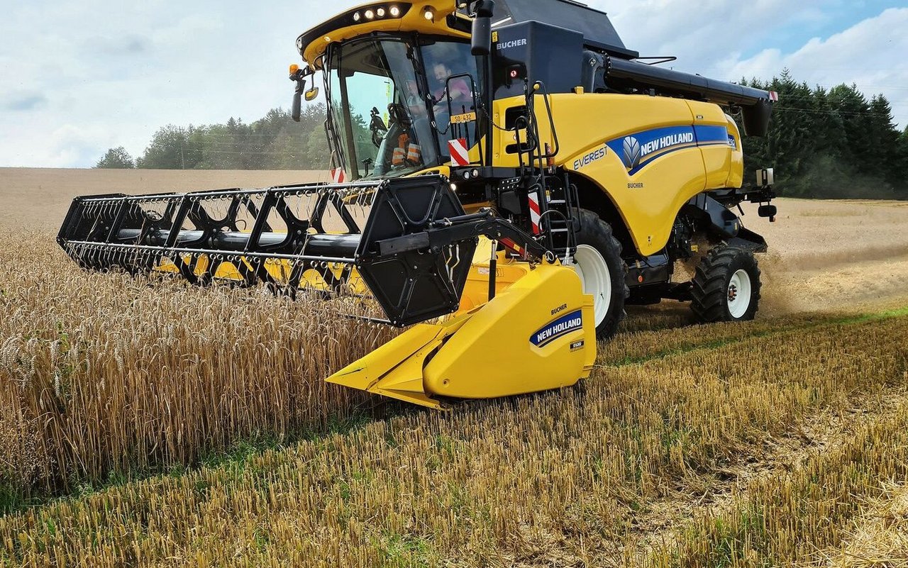 Der New Holland CX 7.90 hat ein leistungsfähiges Dreschwerk und fünf Schüttler. Als Modell «Everest» wurde er mit einem Vollhangausgleich ausgerüstet.