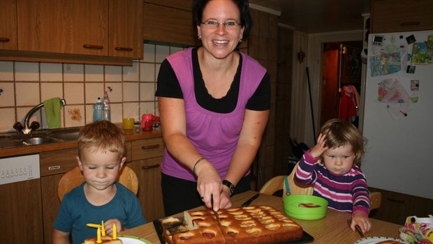 Christine Stark-Camenzind verbringt so viel Zeit wie möglich mit ihren drei Kindern. Hier auf dem Bild mit Mirco und Angelina, es fehlt Melinda. (Bild: Vreni Peterer)