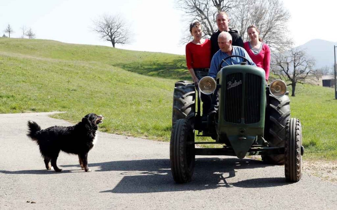 Beni und Nicole Salm haben als Young Farmers den Betrieb von Benis Eltern Ernst und Trudi übernommen. Bild: Ruben Sprich