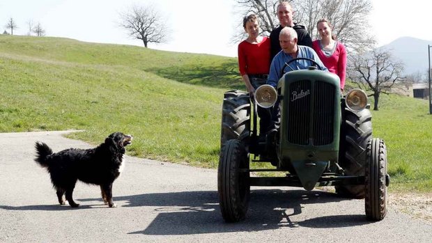 Young Farmers: Rollenverteilung nach der Hofübergabe bei Familie Salm in Veltheim AG Beni und Nicole Salm haben als Young Farmers den Betrieb von Benis Eltern Ernst und Trudi übernommen. Bild: Ruben Sprich