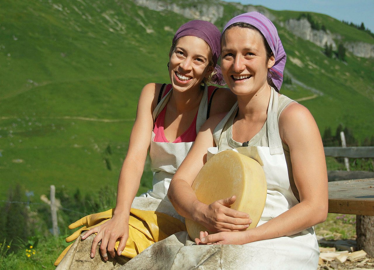 Stadtleben ade: Selina und Miriam aus Witzenhausen. (Bild SRF)