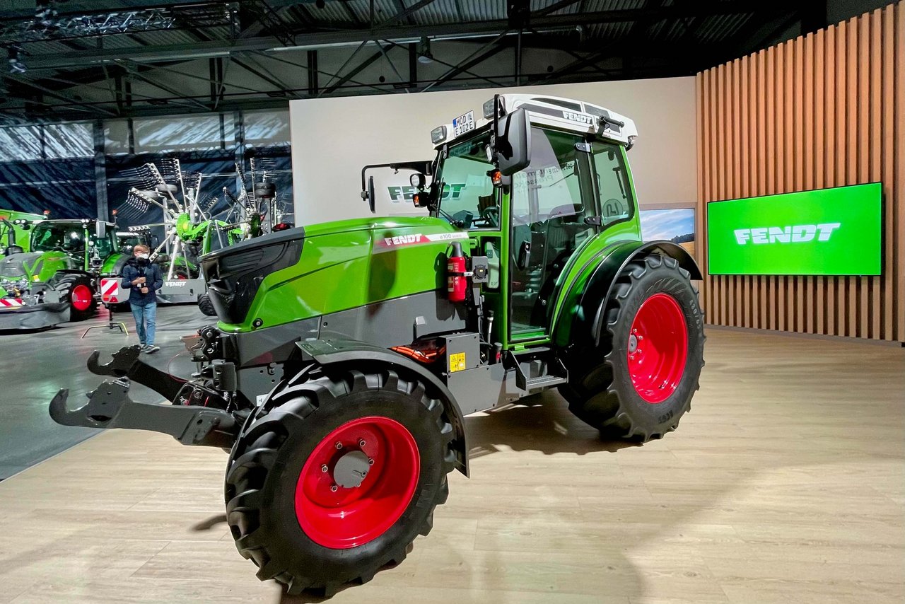 Davon können Landwirte heute erst träumen: Mit dem Fendt e100 Vario ist der Einsatz von konventionellen als auch elektrifizierten Anbaugeräten möglich. (Bild: Jürg Vollmer / «die grüne»)