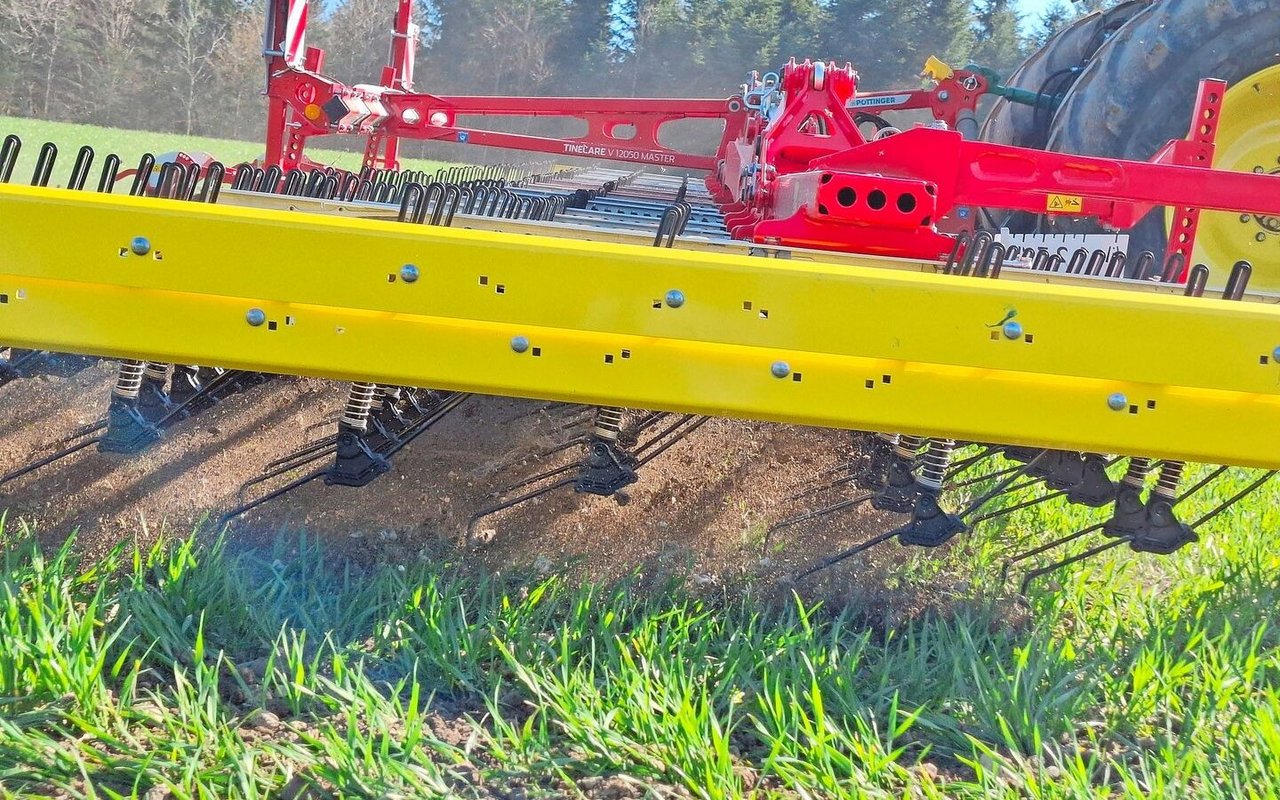 Die Maschine hat insgesamt 400 Zinken. Diese sind einzeln gefedert und folgen der Bodenkontur mit dem immer gleichen Druck, zum Beispiel in Fahrspurrinnen oder bei anderen Unebenheiten. 