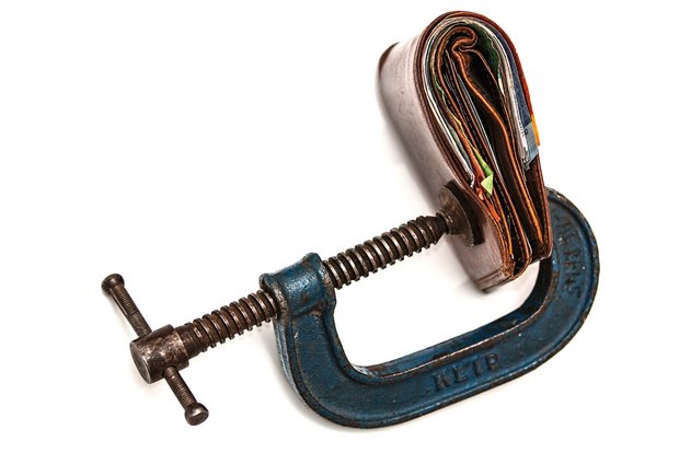 Investitionen: Auf Pump leben ist langfristig fatal Weniger erfolgreiche Landwirte sind oft in der Arbeitsfalle gefangen und haben keine Zeit, sich in Ruhe Gedanken über Optimierungen des Betriebs zu machen. Bild: Adobe Stock