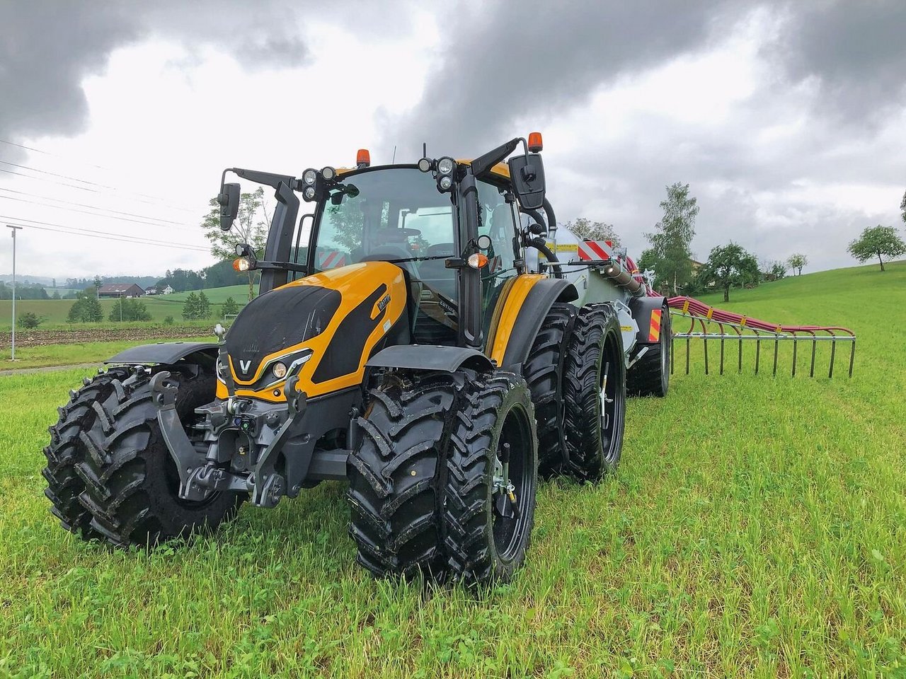 Mit der 34er-Bereifung ist der Valtra G 135 V sehr kompakt und wendig. Die Doppelräder unterstützen die Bemühungen, den Boden schonend zu befahren. 