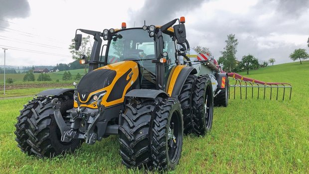 Mit der 34er-Bereifung ist der Valtra G 135 V sehr kompakt und wendig. Die Doppelräder unterstützen die Bemühungen, den Boden schonend zu befahren. 