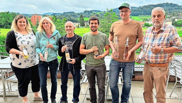 Die stolzen Gruppensieger Erika Kunz, Elvira Müller, Hans und Mathias Zogg, Geoffrey Kobelt und Felix Pfister (v. l.). 