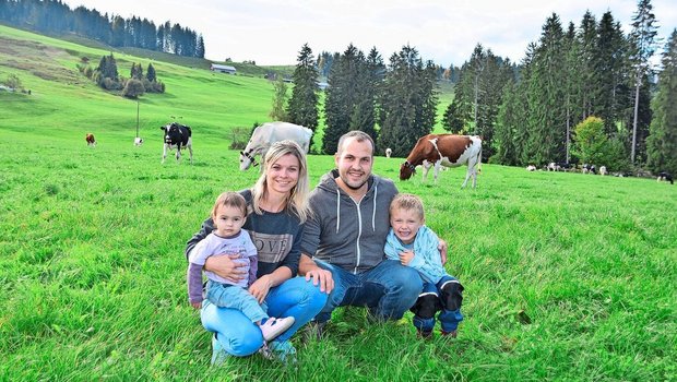 Roland und Nicole Salzmann mit den Kindern Alessio und Sienna sind eine begeisterte Viehzüchterfamilie. Ihr Herz schlägt für die rote und schwarze Holsteinkuh.   