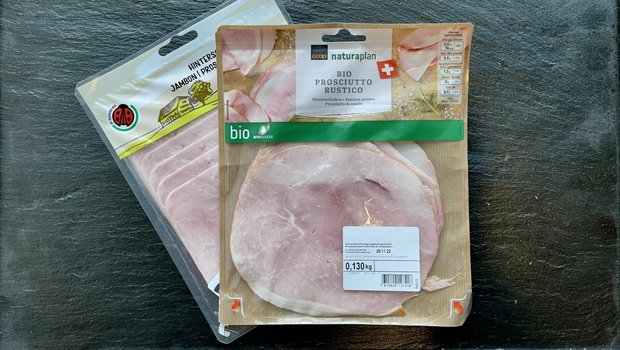 Je eine Hinterschinken-Packung aus Coop und Migros.