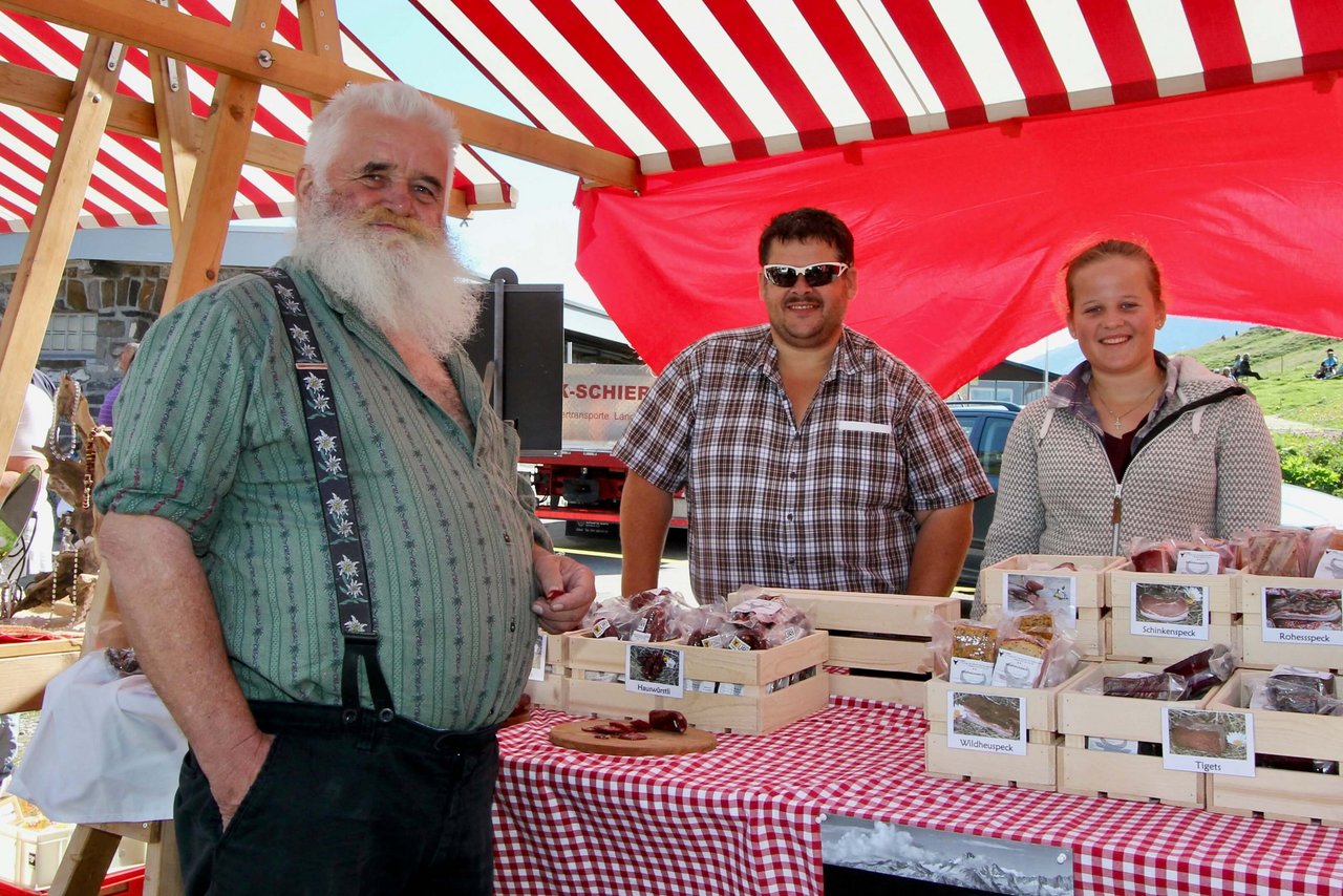 Bauernmarkt von Alpina Vera auf dem Klausenpass UR. Bild: Jürg Vollmer