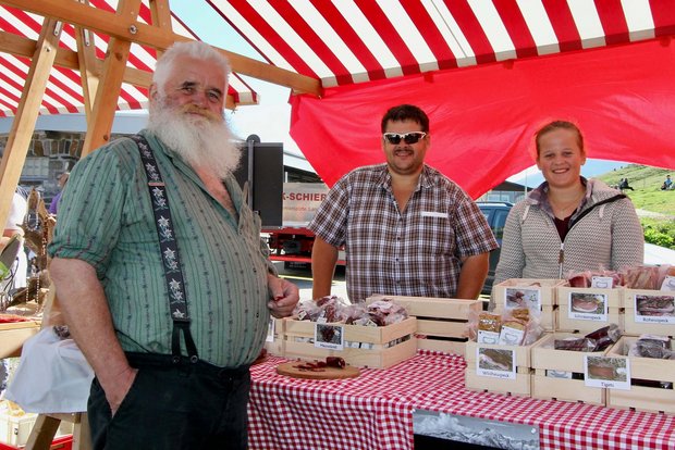 Positive Reaktionen auf Massnahmen-Plan für die Schweizer Landwirtschaft Bauernmarkt von Alpina Vera auf dem Klausenpass UR. Bild: Jürg Vollmer
