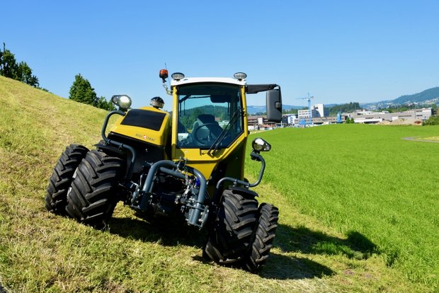 Der neue Rigitrac SKH 60 Zweiachs-Mäher mit Hangausgleich schont die Gesundheit des Fahrers Der neue Rigitrac SKH 60 Mähtraktor richtet seine Kabine am Hang bis zu einer Neigung von 30 Prozent aus. (Bild: Rigitrac)