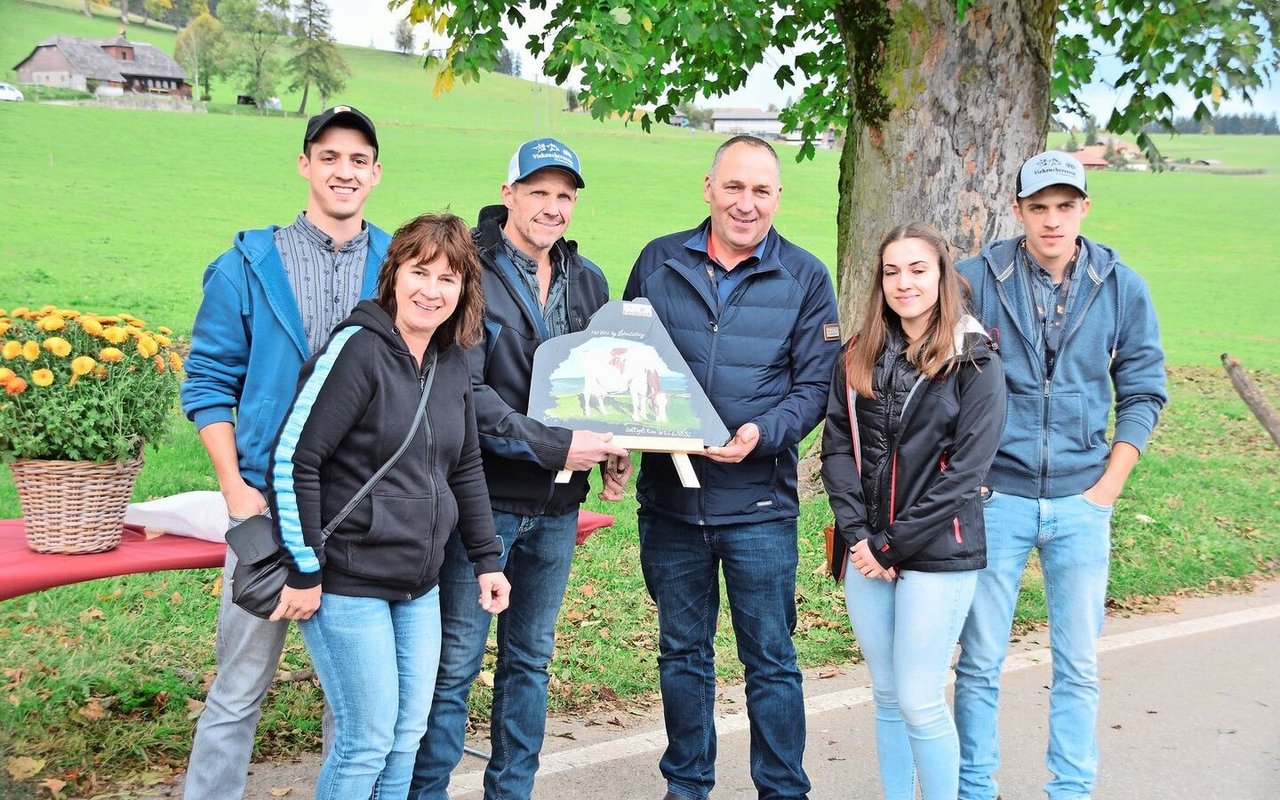 Familie Schmid aus Englisberg BE wurde für ihre Kuh SchEngLä Rino Wellness mit einer Lebensleistung von über 140 000 kg Milch ausgezeichnet.