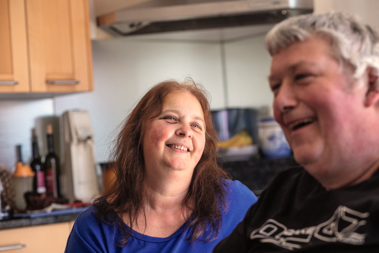 Esther und Philip Geiser haben ein enges Verhältnis zu Tochter Sonja. Die drei arbeiten eng zusammen, leben aber in getrennten Wohnungen. Bild: Pia Neuenschwander