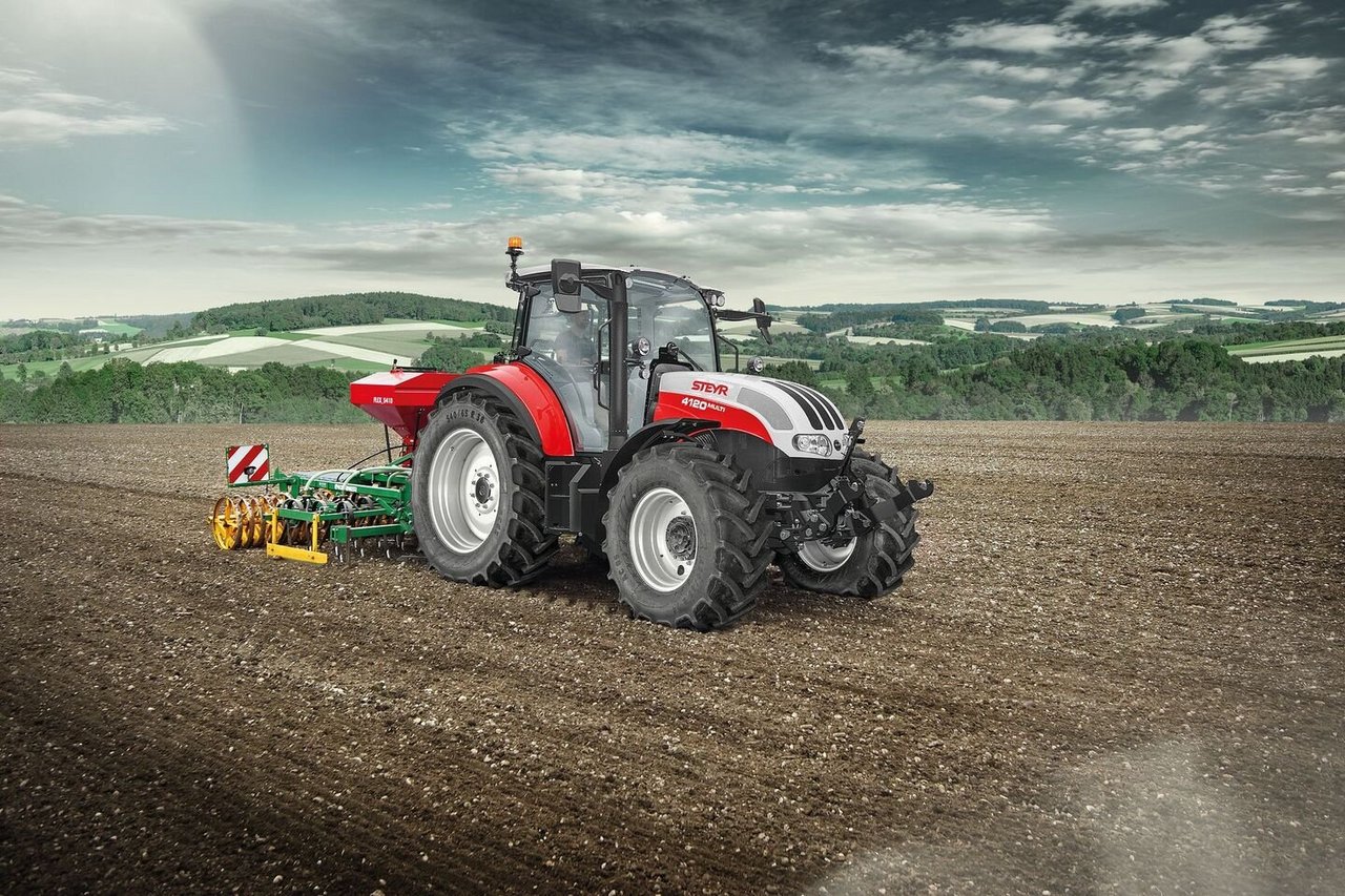 Der Steyr-Traktor der Serie Multi fährt neu mit gesteigerter Motorleistung.