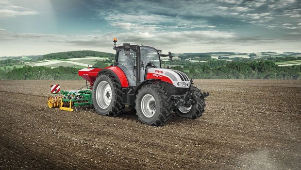 Der Steyr-Traktor der Serie Multi fährt neu mit gesteigerter Motorleistung.