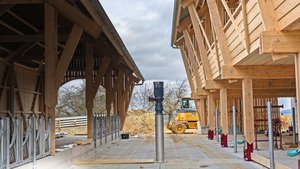 Der Neubau besteht aus zwei Gebäuden:Links wird den Tieren das Futter vorgelegt.Rechts werden unten Tiefstreuboxen installiert.Oben hat es Platz für Maschinen.In der Mitte (noch ohne Fressgitter) wird ein Bereich abgetrennt für die Kälber.