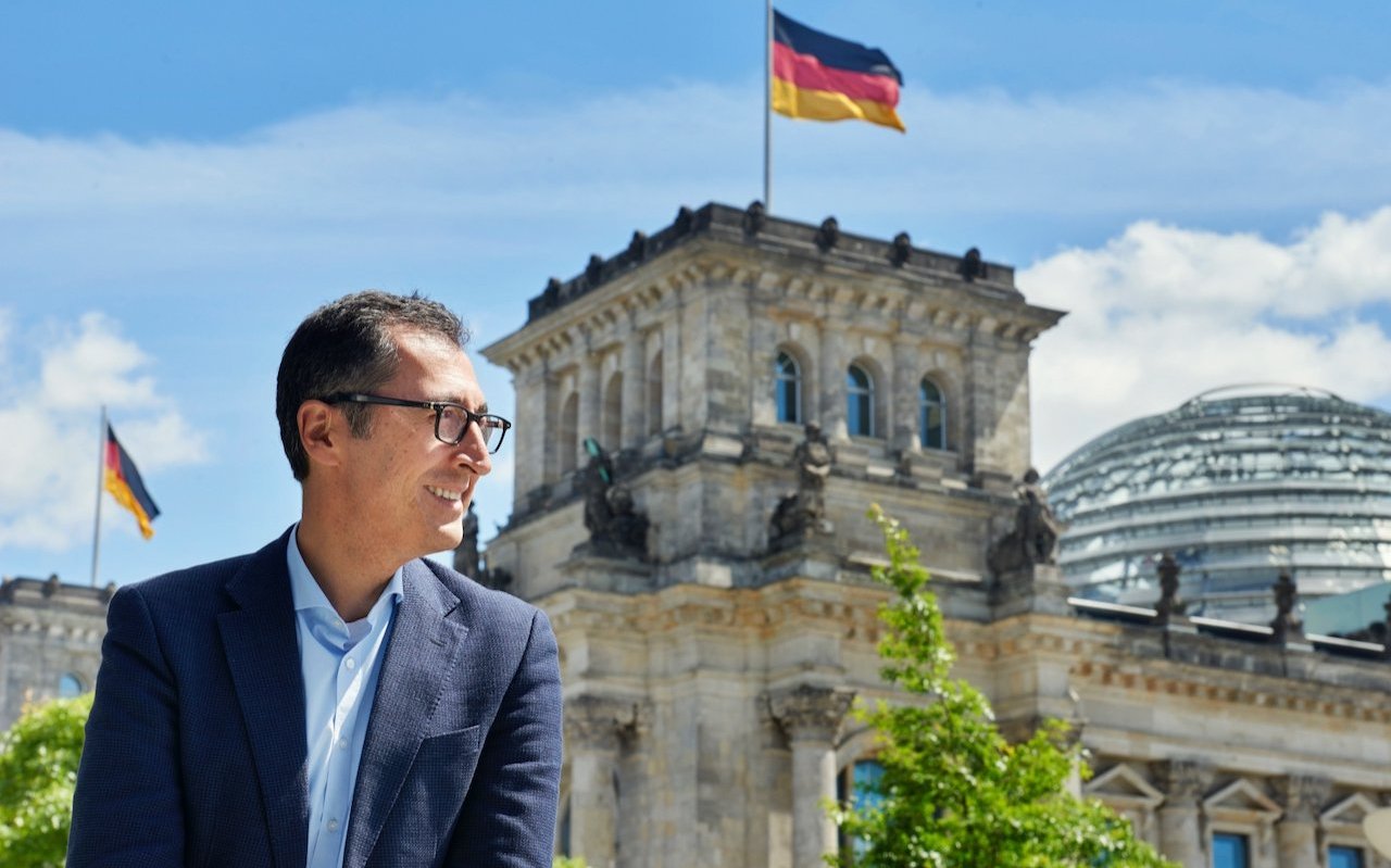 Cem Özdemir vor dem Bundestags-Gebäude in Berlin.