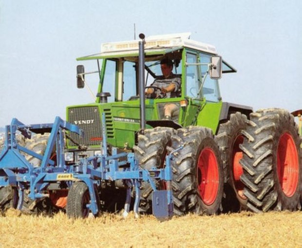 Der Fendt Favorit 615 LSA: Ein Youngtimer mit Starallüren Es ist wohl ein Zusammenspiel aus Optik, Klang und Erinnerungen an eine Zeit als Schlepper noch Ecken und Kanten hatten, weshalb der Fendt 615 LSA sich derzeit immer grösserer Beliebtheit erfreut. Bild: Frederic Bröcker