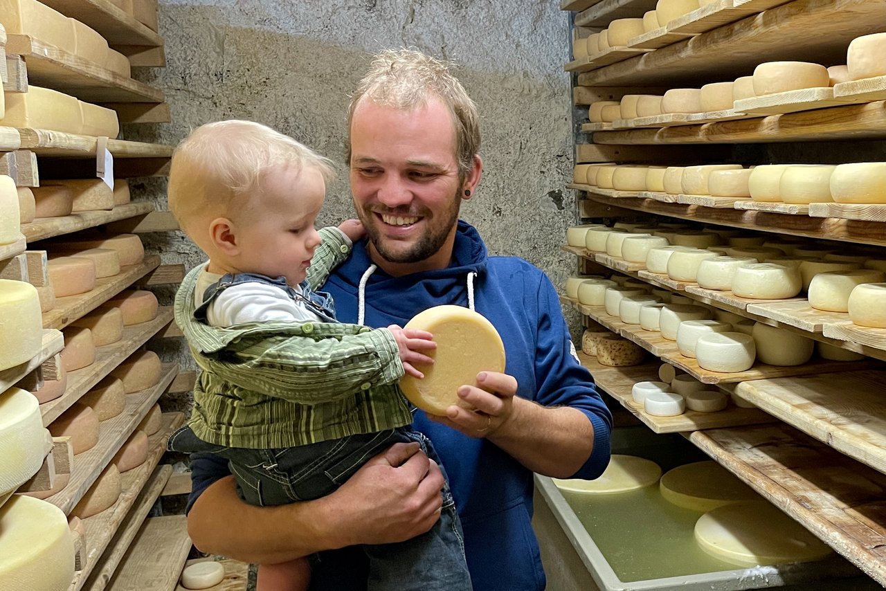 Am Ende der Alp-Saison liegen im Käselager der Alp Langenegg 5000 bis 6000 kg Berner Alpkäse AOP und Raclettekäse AOP sowie 1000 kg Alp-Mutschli. (Bild: Jürg Vollmer / «die grüne»)