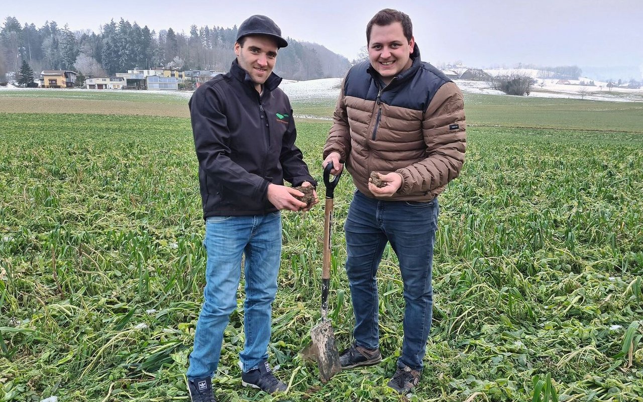 Christian Affolter (links) und Raphael Lauper prüfen gerne mit dem Spaten den Boden und freuen sich an der hohen Regenwurmaktivität.