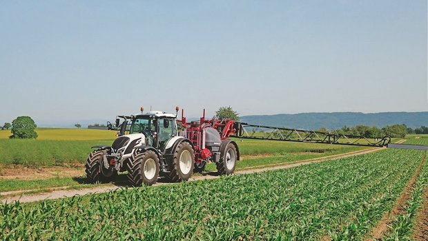 Die Horsch-Leeb-Feldspritze führt das Gestänge mit Ultraschall-Sensoren über den Boden. Bild: Beat Schmid