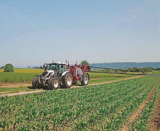 Lohnunternehmer sind Pflanzenschutz-Spezialisten Die Horsch-Leeb-Feldspritze führt das Gestänge mit Ultraschall-Sensoren über den Boden. Bild: Beat Schmid