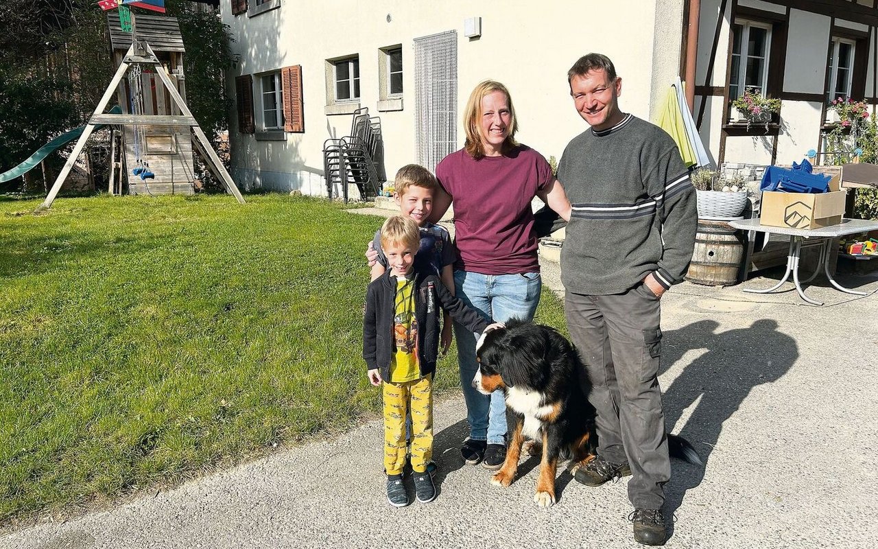 Familie Tanner: Söhne Janis und Niklas mit Iris und Thomas Tanner. Auch der brave Hofhund Vasco muss mit aufs Bild.