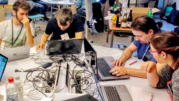 Hackathon oder Hackdays sind kollaborative Soft- und Hardware-Entwicklungs­veranstaltungen. Bild: Wikipedia / Basil217