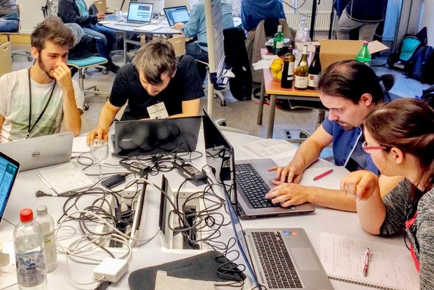 Hackathon oder Hackdays sind kollaborative Soft- und Hardware-Entwicklungs­veranstaltungen. Bild: Wikipedia / Basil217