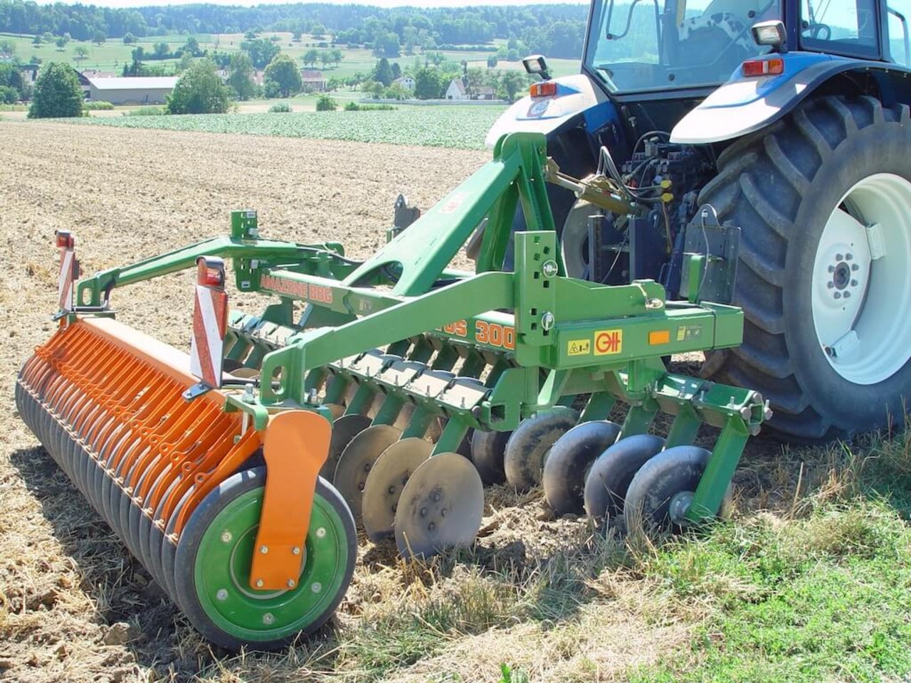 Mechanische Stoppelbearbeitung mit der Scheibenegge reduziert auch die Eier des Drahtwurmes. Bild: Manuel Peter