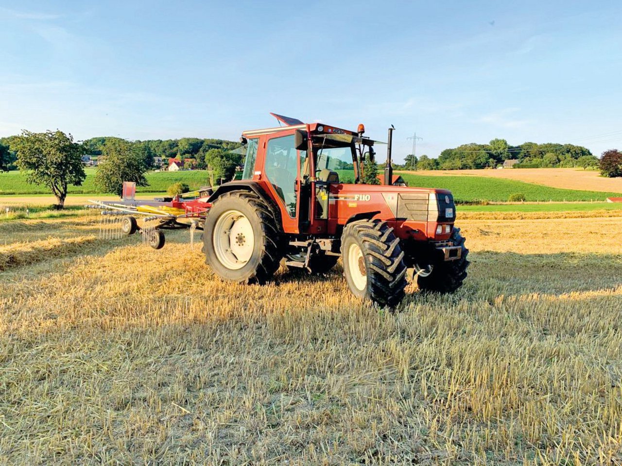 Schwaden mit dem Fiatagri F110 ist Frederic Bröckers liebste Arbeit mit dem Traktor. Auf einem Fiatagri F110 lernte Bröcker Traktor fahren. Bild: zVg