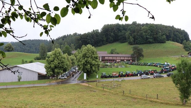 Die grosse Vielfalt der landwirtschaftlichen Schulen An der Liebegg-Schlussfeier darf jeweils ein Traktoren-Korso nicht fehlen. Bild: BauZ