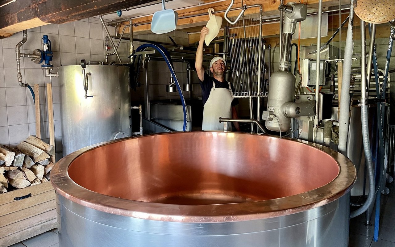 Der 1200 Liter grosse Käse-Kessel auf der Rinderalp im Berner Oberland.