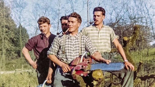 Sägetruppe von Walte Sägetruppe von Walter Luginbühl Junior Mitte der 1960er-Jahre im Einsatz.