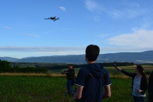 Die Drohne überfliegt ein Feld auf der Suche nach Rehkitzen. (Bilder SOBV)