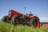 Patrick Scherrer mit seinem Hürlimann T-9200 Allrad. Bild: Gian Vaitl 