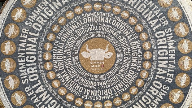 «Simmentaler Original» Käse Etikette des neuen "Simmentaler Original" Käses.